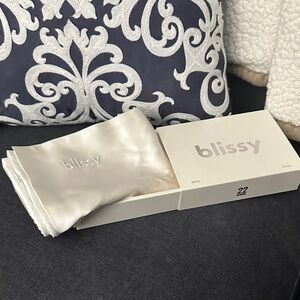 Blissy White Silk Pillowcase